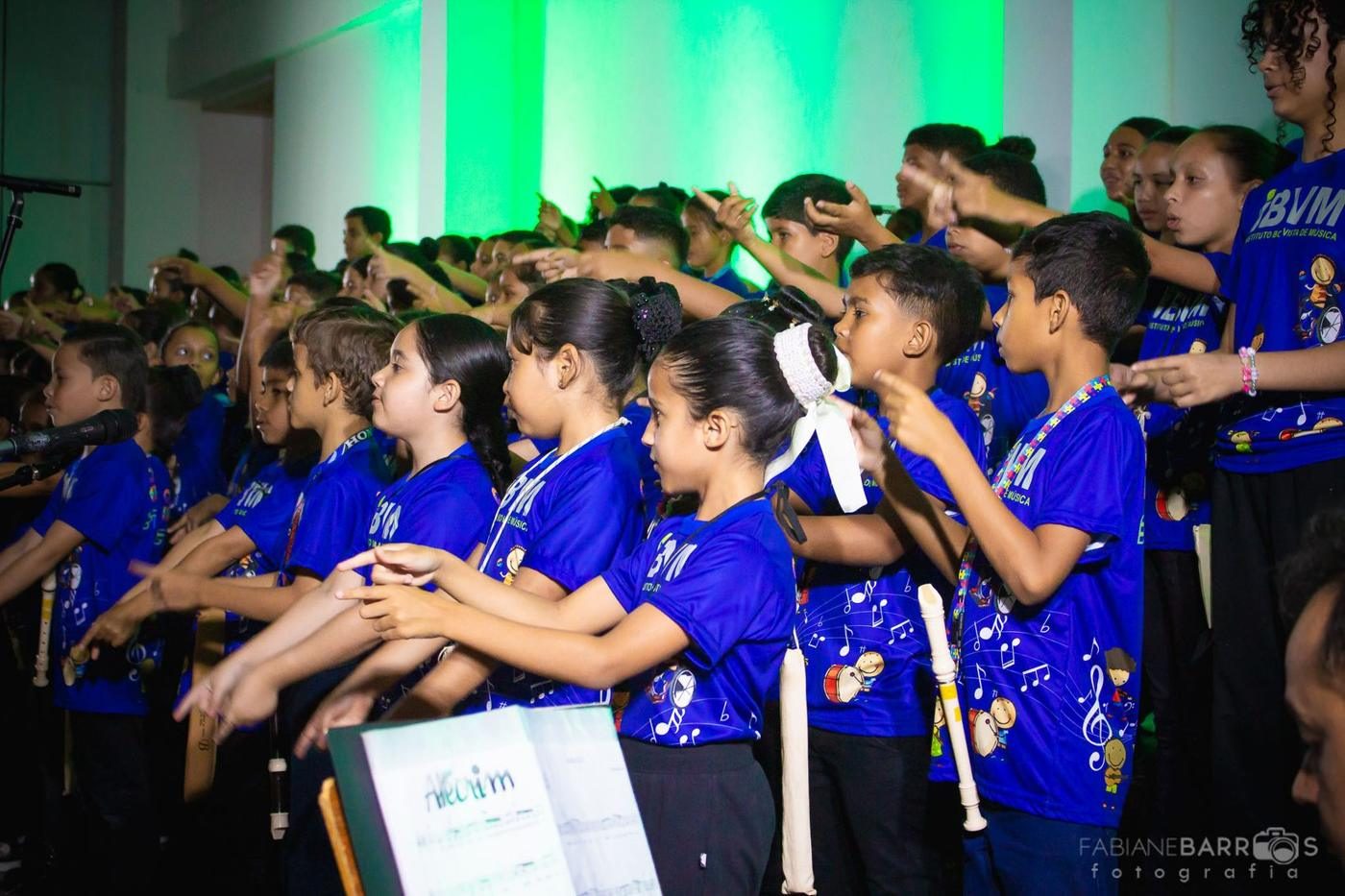 Crianças do IBVM cantando com uniforme azul