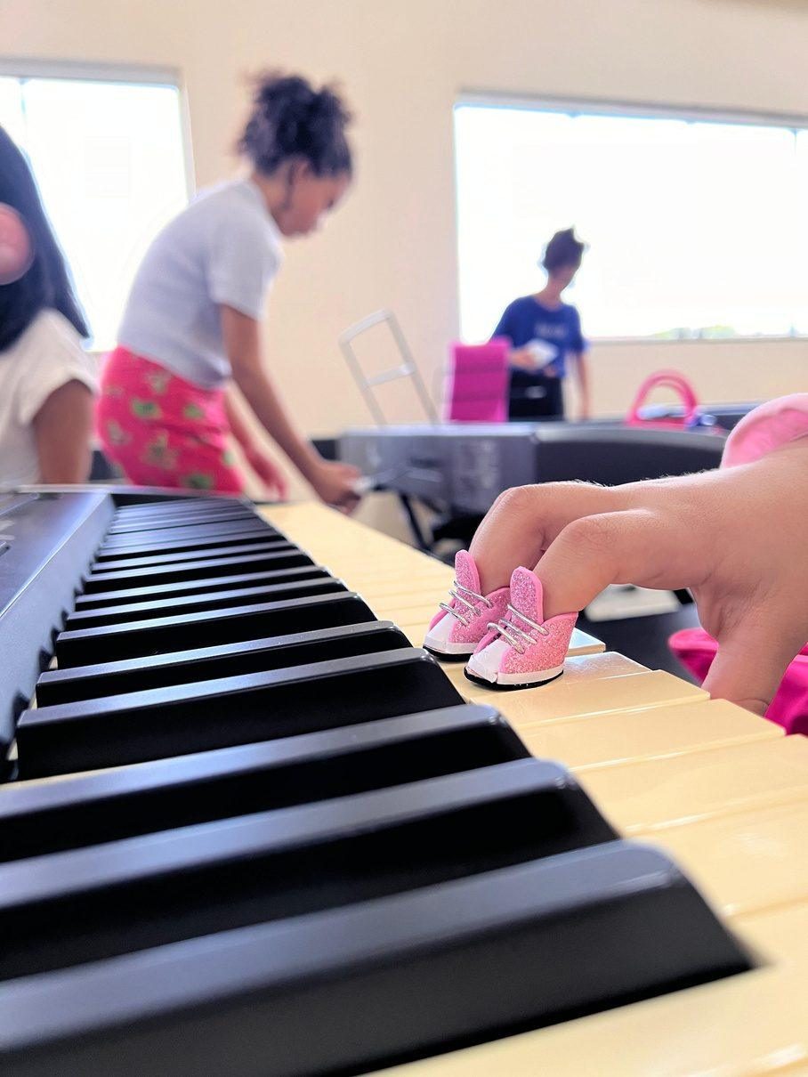 Criança tocando teclado em aula